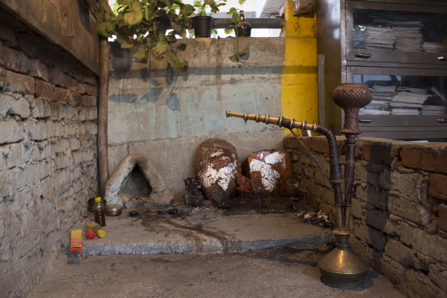 Worshipping place along with a traditional 'Hukka'. There used to be a temple in the previous settlement which was demolished in 2009. From then onwards the community has made this place their worshipping spot.