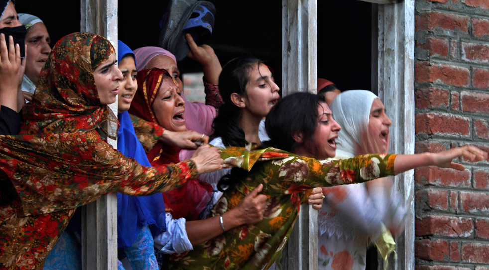 kashmir-women-cry