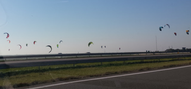Kite surfing on the IJsselmeer lake, in the Netherlands; a picture that I took a couple of weeks ago. These are not kites for airborne wind energy (AWE) but, for some reason, Holland is the country where the idea of energy kites seems to be most popular; in particular because of the work of the late Wubbo Ockels (1946 – 2014), pioneer of wind energy. The technology is promising, but there is a long way to go before it will become a commercial reality.