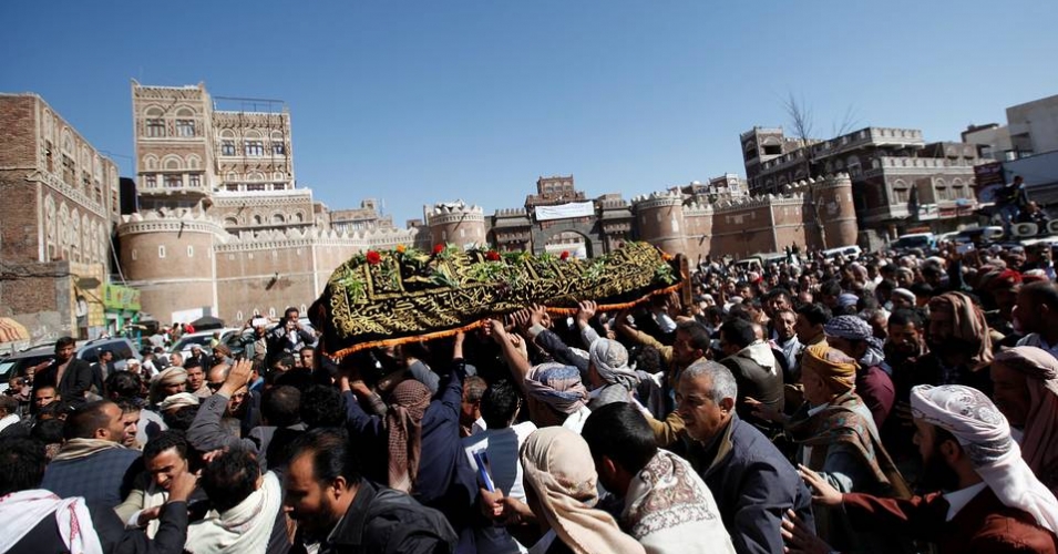 Mourners on Monday carry the coffin of Abdul Qader Helal, the mayor of the Yemeni capital San’aa, who was killed in an air strike on a funeral blamed by Houthi rebels on Saudi Arabia. (Photo: Reuters)