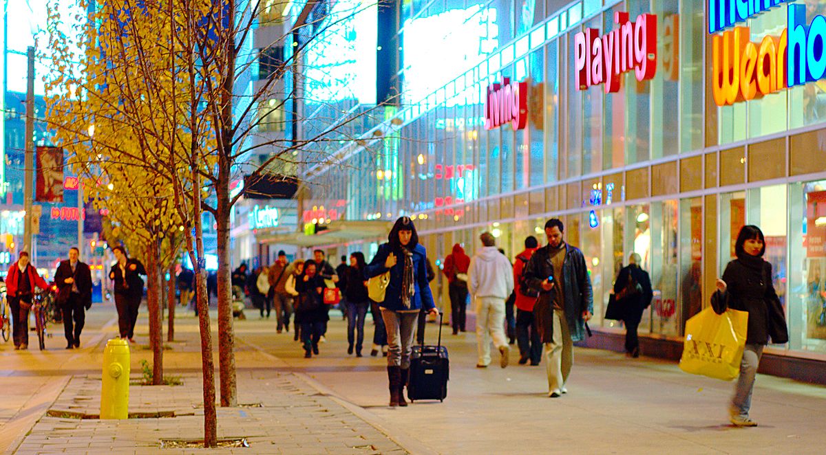 shoppers_on_dundas_near_yonge