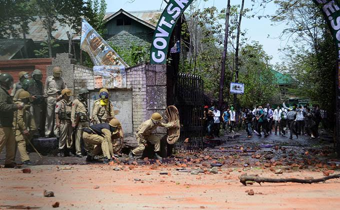 kashmir=SP-school-clashes