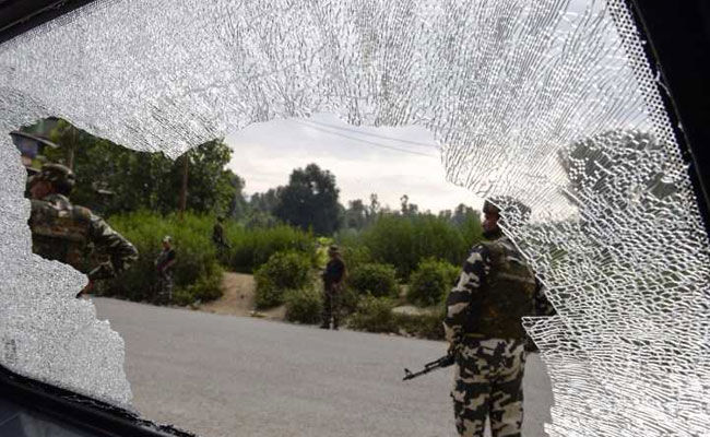 amarnath-bus-and-security-personnel