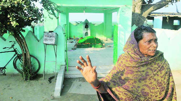 Girija Devi looks after the tomb on Bhagalpur-Kahalgaon road. (Source photo by Prashant Ravi)