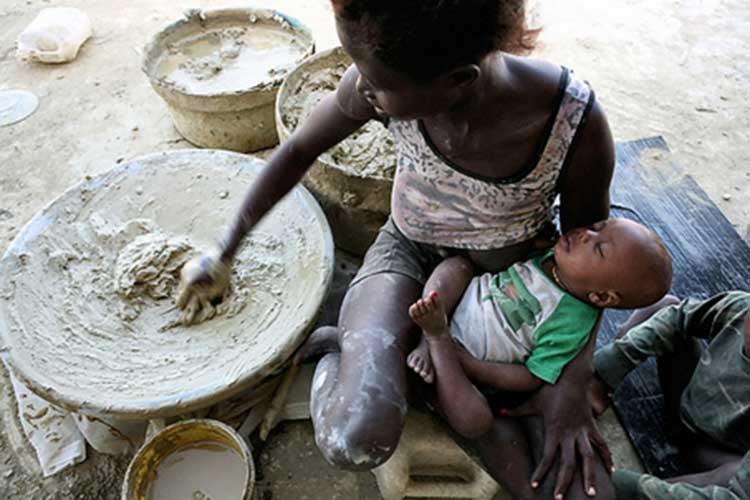 haitians_eat_dirt_cookies_to_survive_4