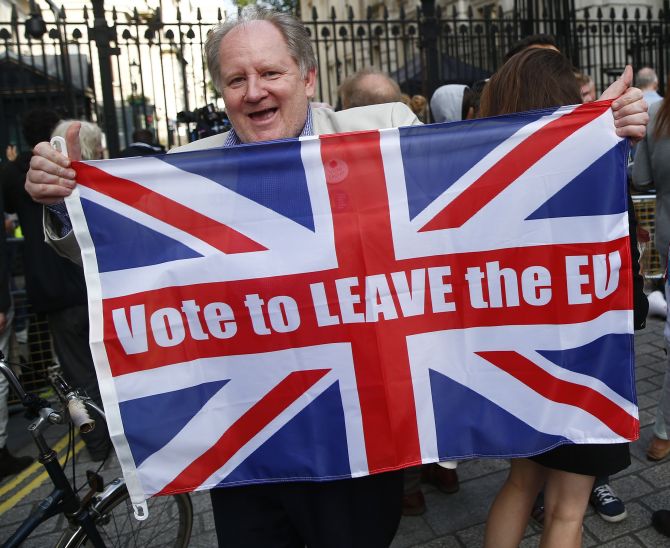 A vote leave supporter holds a Union flag, following the result of the EU referendum, outside Downing Street in London, Britain June 24, 2016. REUTERS/Neil Hall - RTX2HXAD