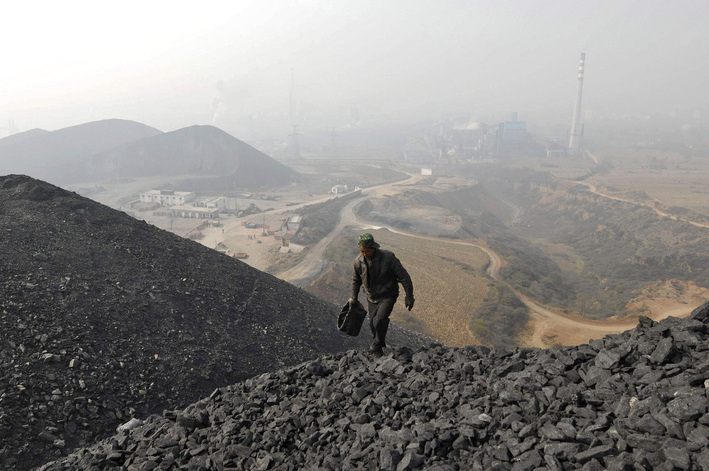 A labourer searches for usable coal at a cinder dump site on the outskirts of Changzhi, Shanxi province October 27, 2009. Spot thermal coal prices in China's top coal shipping port Qinhuangdao continued to rise this week to their highest levels in about 11 months, and the strength is likely to remain as demand grows, traders and analysts said on Tuesday. REUTERS/Stringer (CHINA ENERGY BUSINESS) CHINA OUT. NO COMMERCIAL OR EDITORIAL SALES IN CHINA