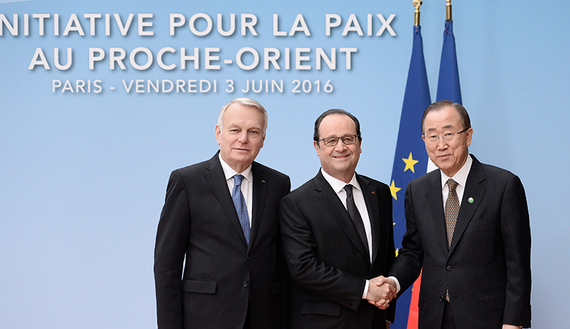(L to R) French Foreign minister Jean-Marc Ayrault, French President Francois Hollande and United Nations Secretary General Ban Ki-moon pose prior to an international and interministerial conference in a bid to revive the Israeli-Palestinian peace process, in Paris, France, June 3, 2016. REUTERS/Stephane de Sakutin/Pool - RTX2FHFG