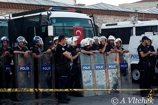 Taksim-Square-police-before-action