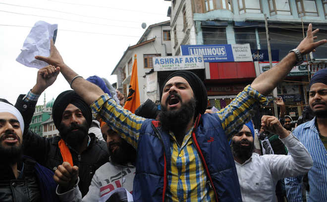 June-05, 2015- JK TRIBUNE : All India Sikh Students Federation, Kashmir wing shouts slogan against yesterday killing of a Sikh youth in allegedly police firing and over a dozen others injured in Jammu when police removal of posters of Sikh leader Jarnail Singh Bhindranwala, in Srinagar on Friday. Tribune Photo/Mohd Amin War