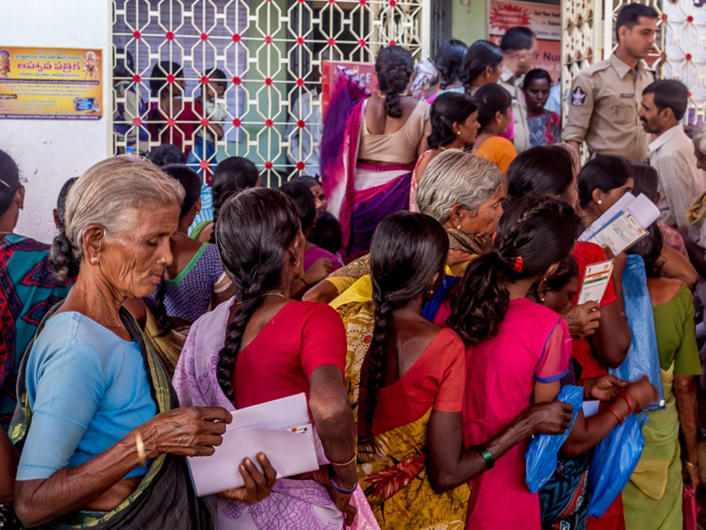 The long and winding lines at the State Bank of India in Tadimarri – many agricultural labourers here can’t afford to wait in the long queues instead of looking for work; many don’t even have bank accounts