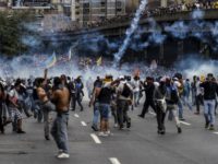 Venezuelan opposition activists clash with the police during a protest against the government of President Nicolas Maduro on April 6, 2017 in Caracas.
Violence erupted for a third straight day at protests against the government, escalating tension over moves to keep the leftist leader in power. / AFP PHOTO / JUAN BARRETO
