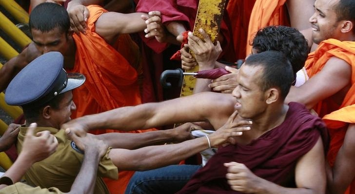 Sri-Lankan-Buddhist-monks-battling-the-police