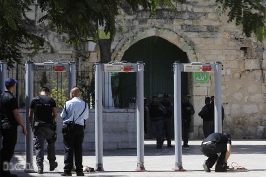 metal detectors at the entrance of masjid al aqsa