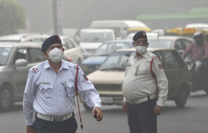New Delhi: Traffic policemen wear masks to protect themselves from heavy smog and air pollution while manning the traffic, in New Delhi on Wednesday. The smog and air pollution continue to be above the severe levels in Delhi NCR on Tuesday. PTI Photo by Kamal Kishore(PTI11_8_2017_000037B)
