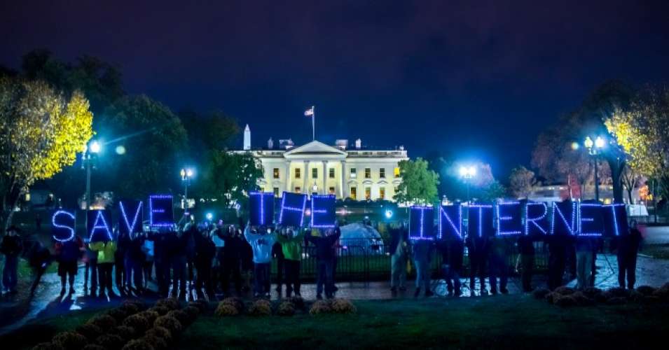 Net neutrality supporters hold signs in front of the White House. (Photo: Joseph Gruber/flickr/cc)