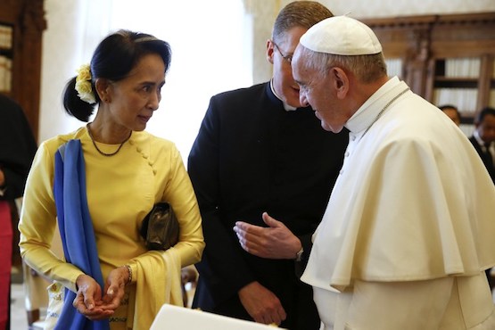 Myanmar's State Counsellor and Foreign Minister Aung San Suu Kyi meets Pope Francis during a private audience on May 4, 2017 at the Vatican. The Vatican and Myanmar formally agreed to establish full diplomatic relations, the Vatican announced, confirming an accord that is the latest step in the South East Asian state's rehabilitation by the international community. / AFP PHOTO / POOL AND AFP PHOTO / TONY GENTILE