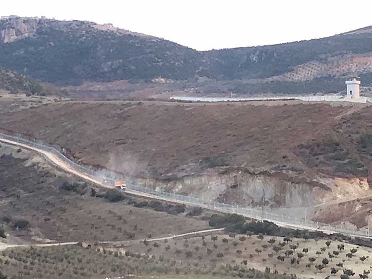 Turkey bulding new huge wall on Syrian border