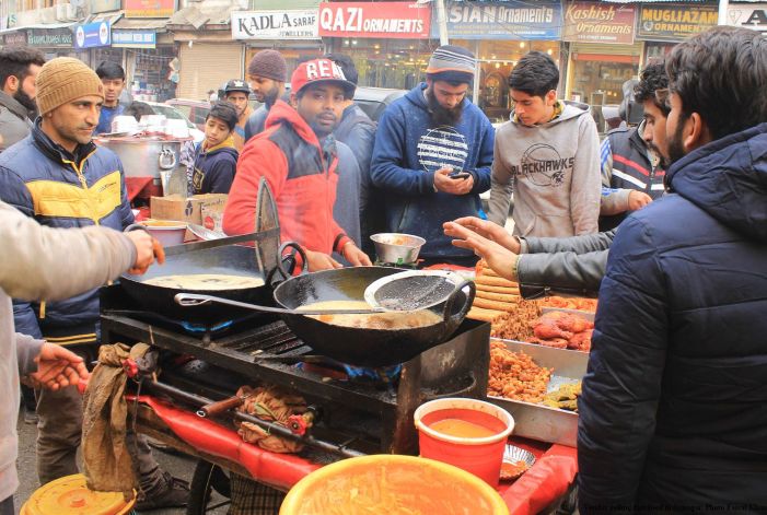 Vendor selling fast food in Srinagar 1