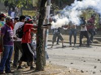 Students clash with riot police agents close to Nicaragua's Technical College during protests against government's reforms in the Institute of Social Security (INSS) in Managua on April 21, 2018.
Violent protests against a proposed change to Nicaragua's pension system have left at least 10 people dead over two days, the government said Friday. In the biggest protests in President Daniel Ortega's 11 years in office in this poor Central American country, people are angry over the plan because workers and employers would have to chip in more toward the retirement system. / AFP PHOTO / INTI OCON