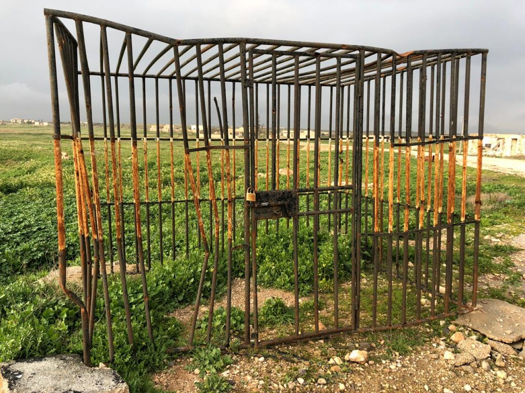 ISIS cage for ingidels and sinners