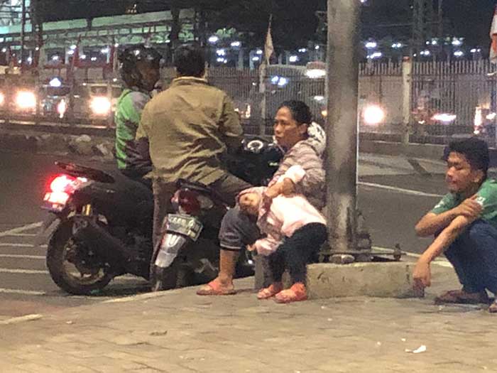Jakarta beggars at night