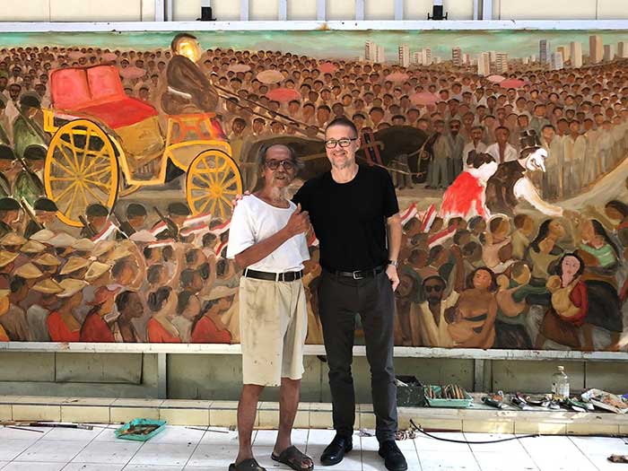 author with the greatest Indonesian painter Djokopekik. Paintinfg depicting elites and the people