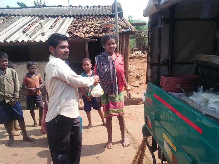 Madhab Majhi spending his own money to hire an auto to provide food at the doorsteps especially to the old and ailing people