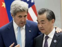 US climate envoy & former secretary of state John Kerry (L) and Chinese Councilor and Foreign Minister Wang Yi (File photo)