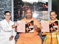 Anand Swaroop (middle) along with Dr Kameshwar Upadhyay  (white kurta) and Dr Ajay Singh showing a copy of draft of  constitution of Hindu Rashtra in Varanasi - Photo Credit/Times of India
