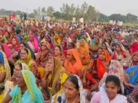 Azamgarh villagers Protest against seizing of 670 acres of land to construct International Airport  