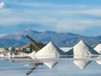 Lithium mine at Salinas Grandes salt desert Jujuy province, Argentina
UTS report cover photo by EARTHWORKS is licensed under CC BY-NC 2.0 / Flickr