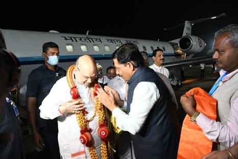 Amit Shah welcomed by Murugesh R Nirani